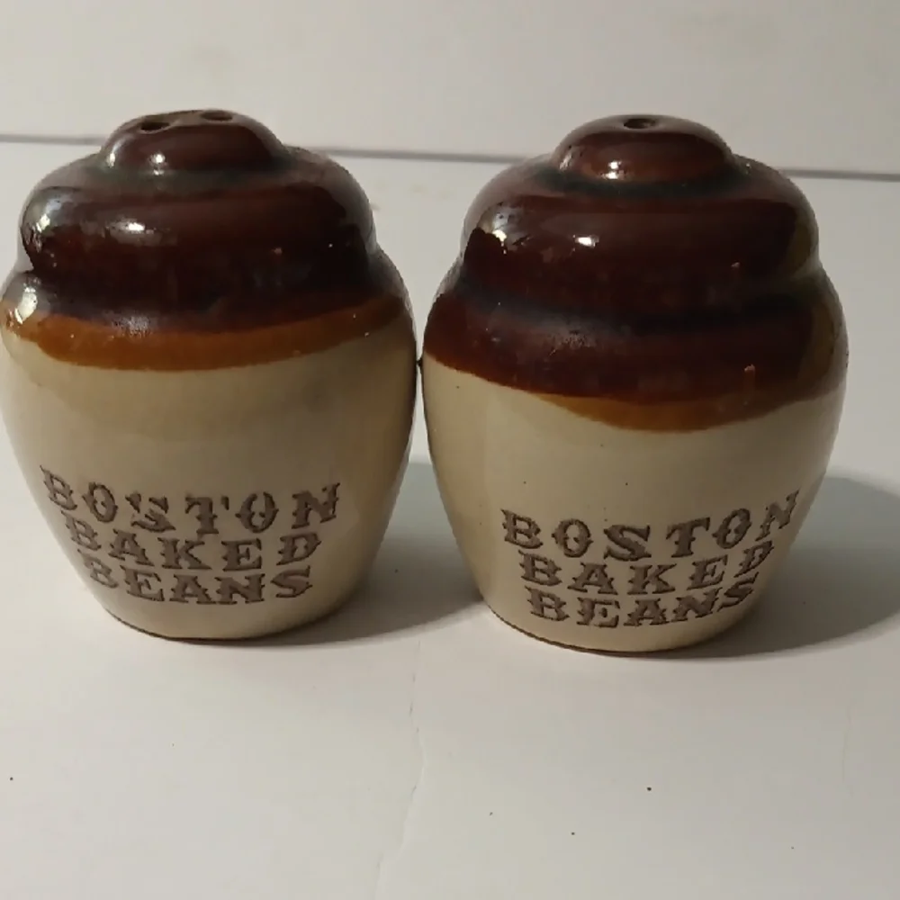 American Vintage Brown and Cream Boston Baked Beans Salt And Pepper Figurines